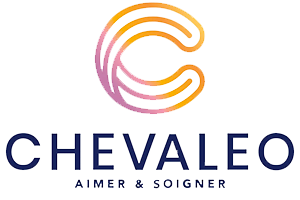 Logo du site e-commerce chevaleo.com. Un C coloré et design en rose et orange trône au-dessus du nom du site Chevaleo. En-dessous le slogan "Aimer & Soigner" est inscrit.