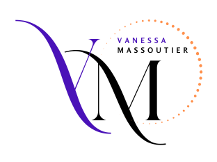 Logo du site CV de Vanessa Massoutier. Les initiales V et M sont écrites en style calligraphique. Le V est violet, le M est noir. "Vanessa Massoutier surplombe le tout. Un liseré en pointillés oranges et arrondi encercle la partie droite du logo.