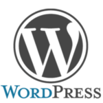 Logo du CMS WordPress représenté par un W sur un rond gris en fond avec écrit WordPress en bleu et gris en-dessous